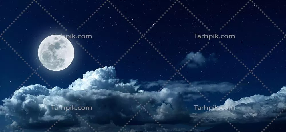 پانورامای آسمان شب با ابرها و ماه کامل در یک تصویر زیبا