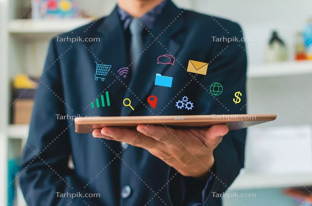 مردی که از تبلت برای پرداخت‌های آنلاین در بازاریابی دیجیتال استفاده می‌کند