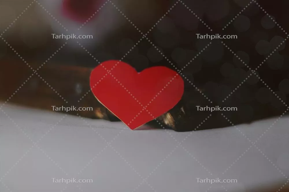 تزیینات عاشقانه: قلبهای کاغذی در روز ولنتاین برروی زمینه چوبی با نورهای محیطی