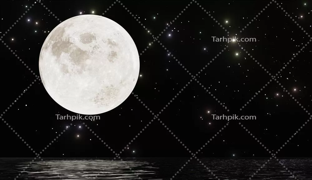 ماه کامل در آسمان شب تاریک با ستاره های درخشان و انعکاس در آب