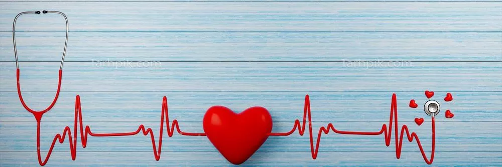 استتوسکوپ پزشکی و نبض قلب با مدل های قلب قرمز کوچک و بزرگ بر روی زمین چوبی آبی