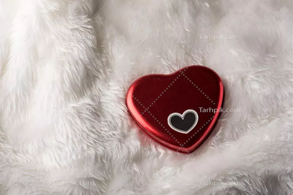 تصویر بالا از قلب قرمز برای روز ولنتاین با فضایی برای نوشتن متن