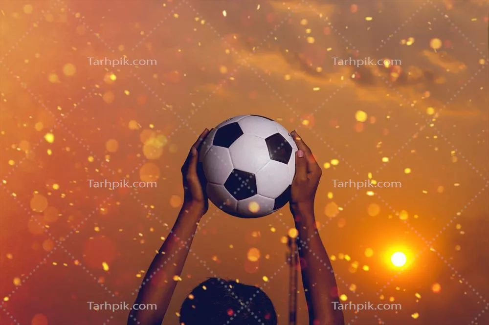 تصویر برشخورده از بازیکنان ورزشی در حال گرفتن توپ بر روی زمین فوتبال