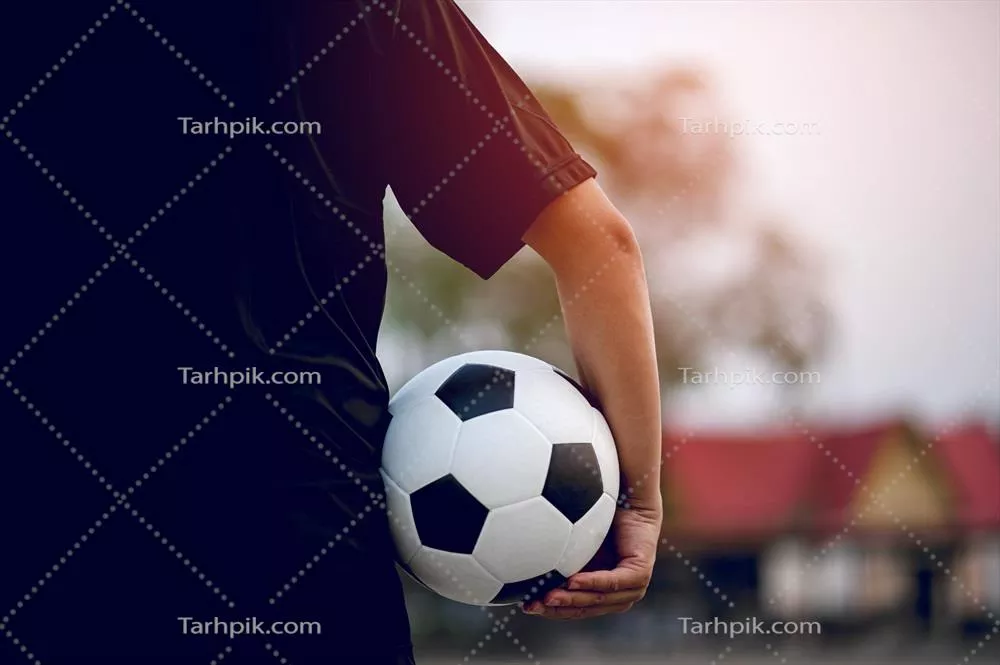 تصویر برش خورده از بازیکنان ورزشی در حال گرفتن توپ در زمین فوتبال