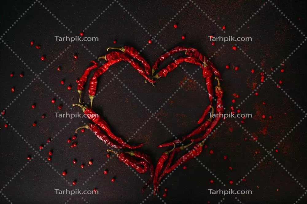 تصویر فلفل تند با قلب روی پسزمینه سیاه