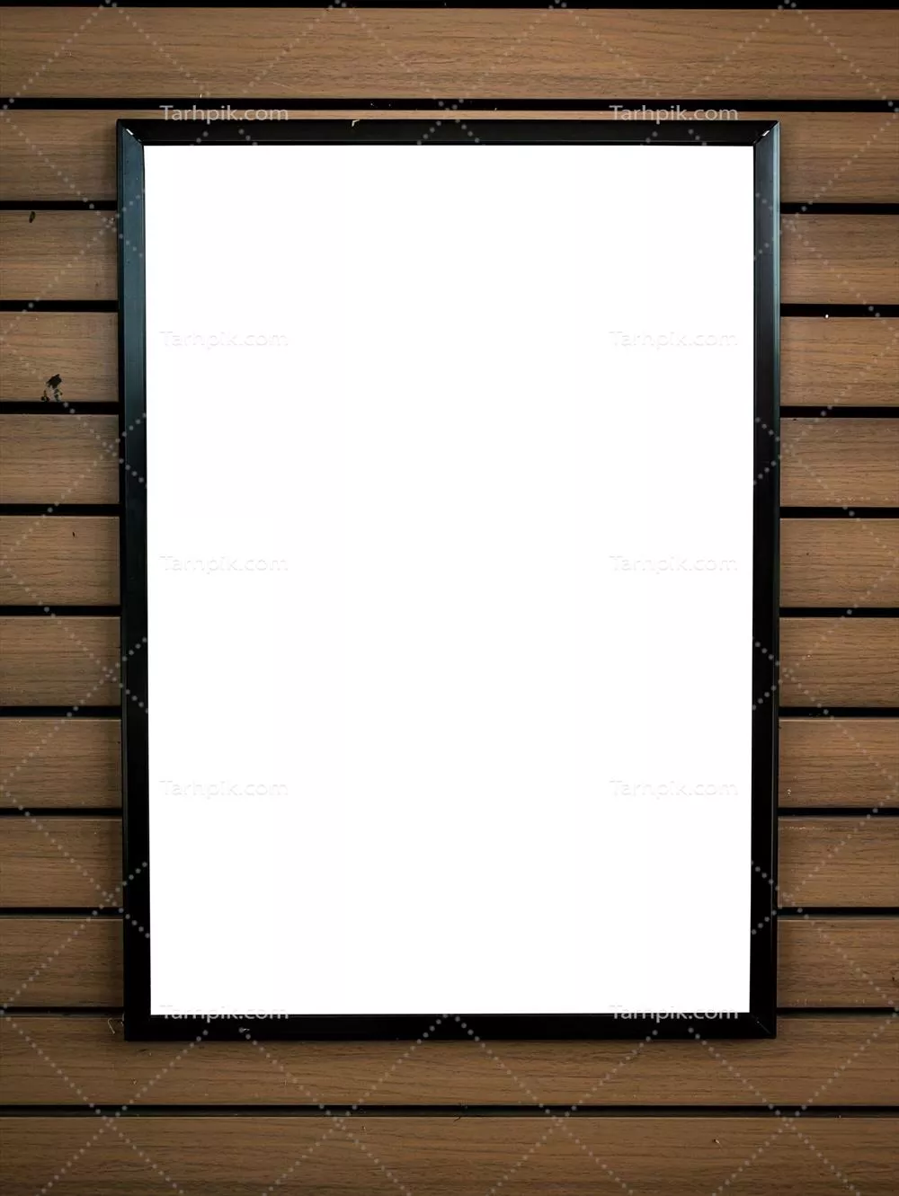 قاب عکس سفید خالی در پسزمینه چوبی با طراحی ساده و شیک
