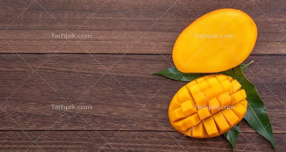 موزهای تازه و زیبای خرد شده با برگهای سبز بر روی پسزمینه چوبی تیره برای طراحی میوههای گرمسیری