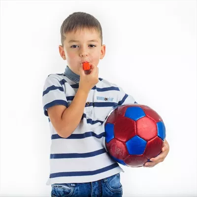 پسرک کوچولوی فوتبالیست در یک تصویر ایزوله و جذاب