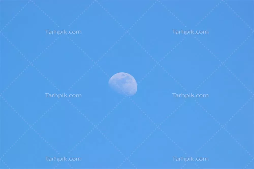 ماه در غروب، زیبایی و آرامش آسمان شب را به نمایش میگذارد