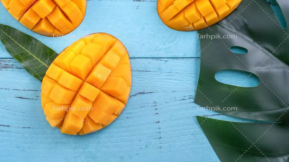 موزهای تازه و خوشمزه بر روی میز چوبی تاریک با طراحی میوههای استوایی