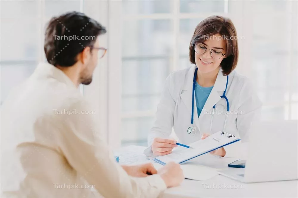 مشاوره پزشکی: پزشک زن خدمات حرفه ای به بیمار مرد ارایه می دهد