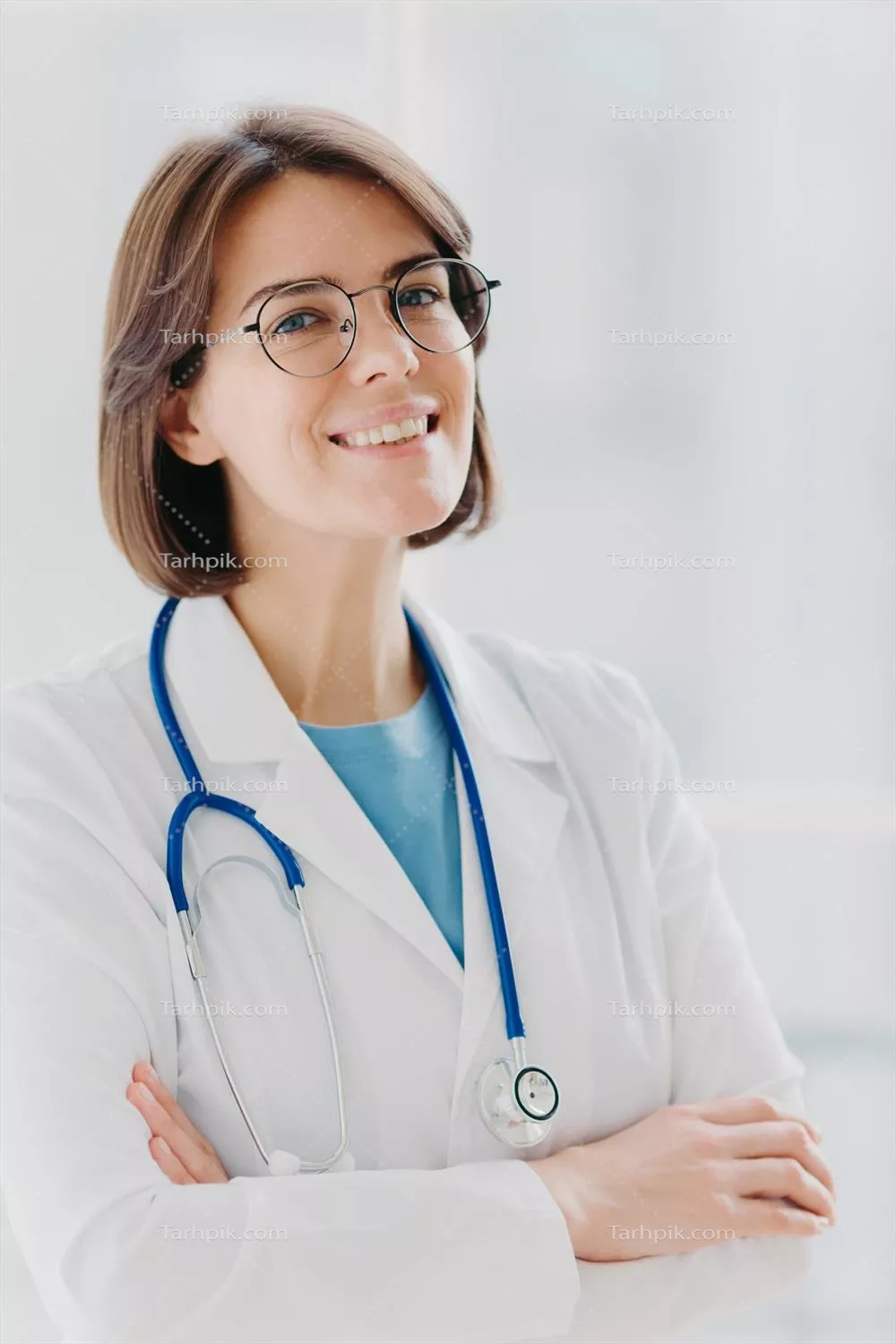 پرتره نزدیک از پزشک عمومی زن با موهای کوتاه و لذت از کار در پسزمینه سفید