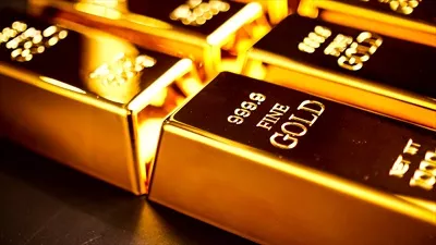 بیشمار شمشهای طلای درخشان بر روی میز نشستهاند