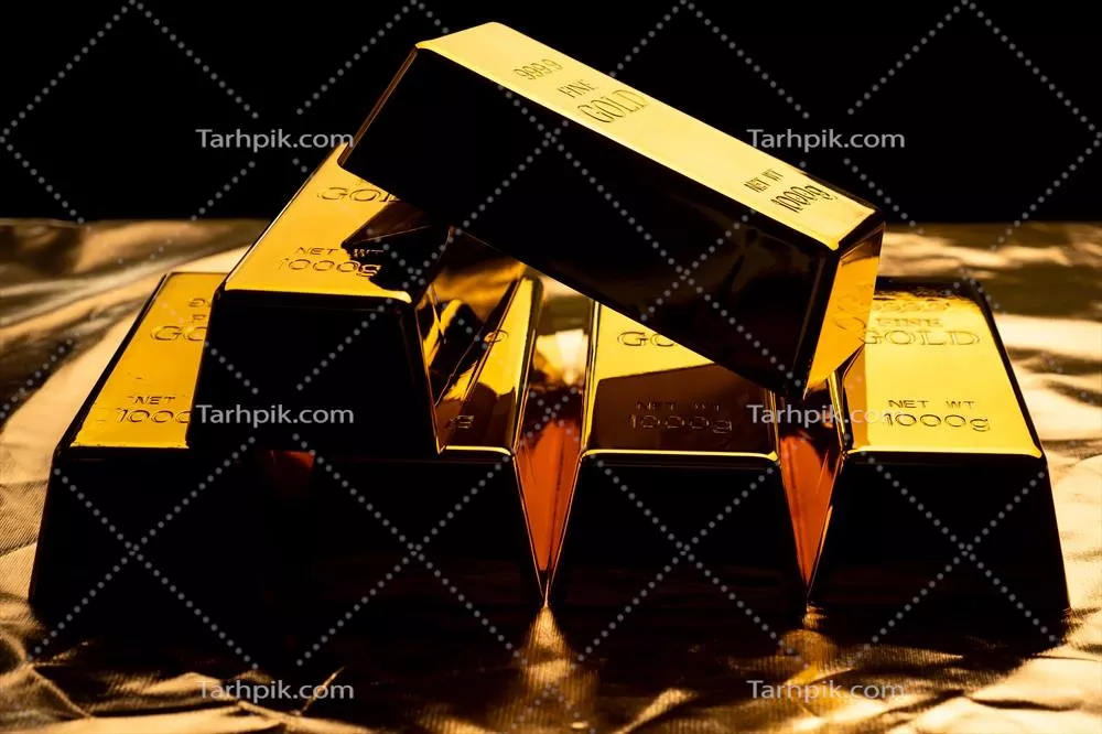 تصویر نزدیک از سکههای طلا بر روی پسزمینه مشکی: مفهوم مالی