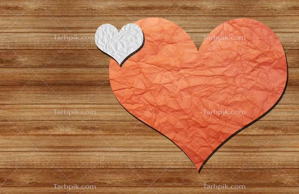 دو قلب کاغذی بر دیواری چوبی با حس خاص و عاشقانه
