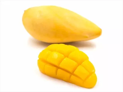 انبه رسیده و خوشمزه بر روی پسزمینه سفید