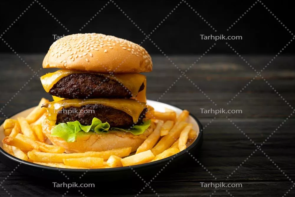 همبرگرهای لذیذ با پنیر و سیبزمینی سرخکرده - طعمی فراموشنشدنی