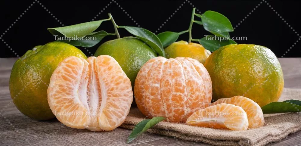 تجربه طعم میوههای ترش و شیرین: نارنگی سبز تازه روی میز چوبی تاریک