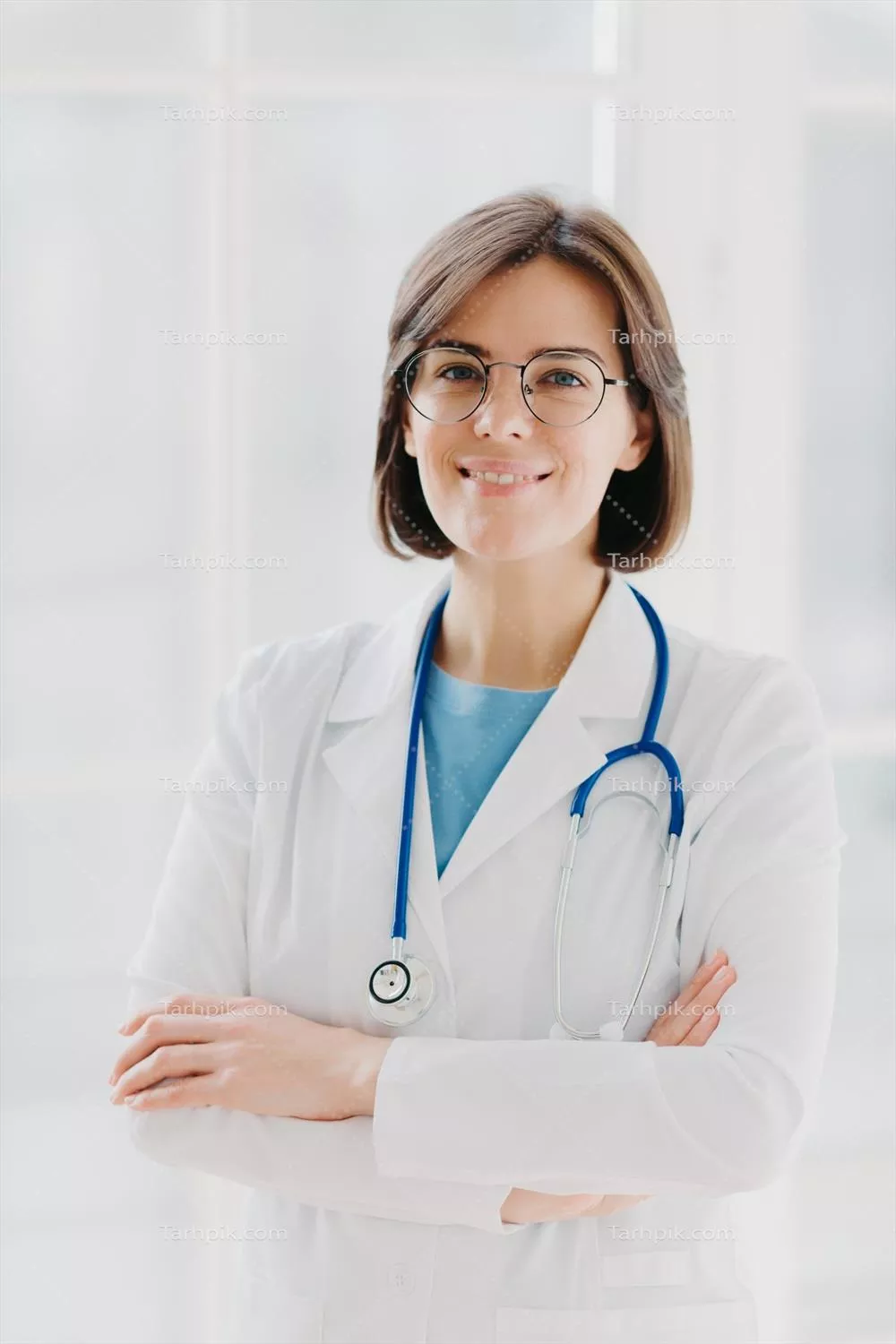 زن پزشک زیبا و شاد در گام سفید با اعتماد به نفس و نگاه به دوربین