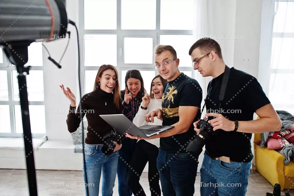 گرافیککار دربارهی عکس به تیمش توضیح میدهد و در استودیو او را میبیند