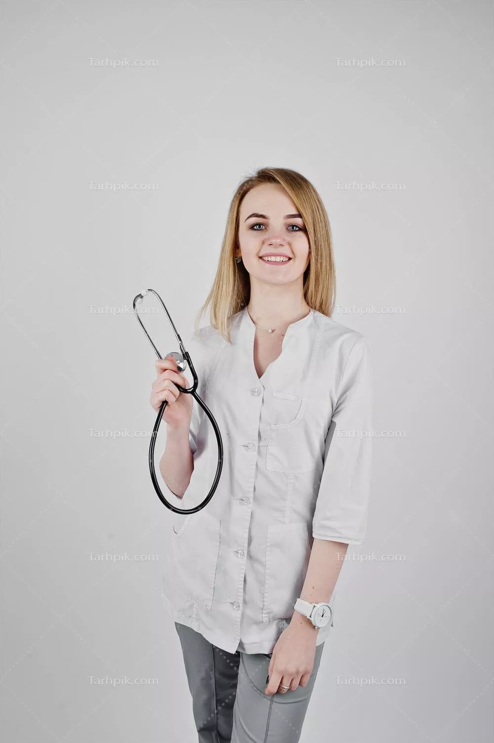 پزشک و پرستار بلوند با گوشی پزشکی در پس زمینه سفید
