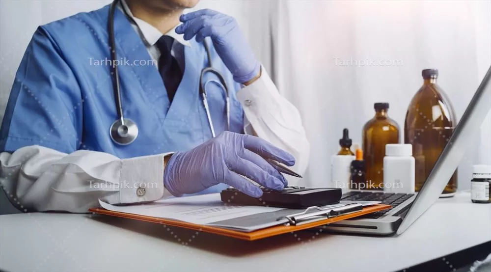 تکنولوژی پزشکی و ارتباطات مدرن: دکتر در حال بررسی تصویر ایکس ری بیمار