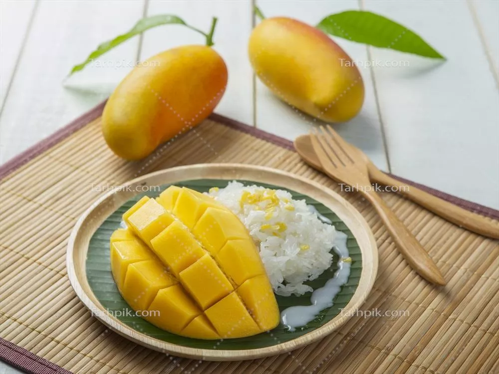 برنج چسبناک شیرین با انبه و شیر نارگیل - دسر دلپذیر آسیایی