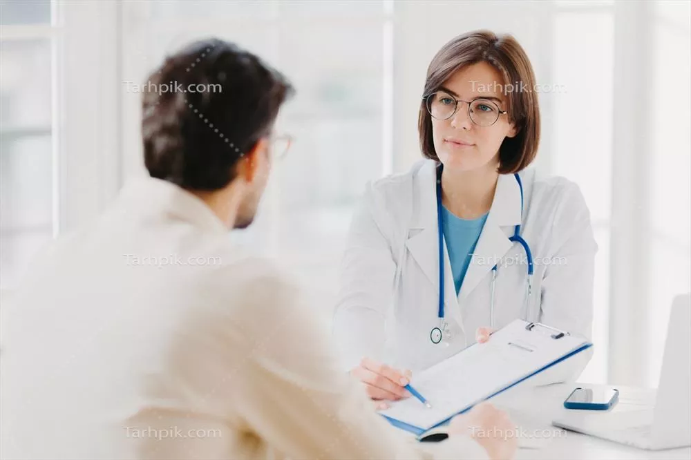مشاوره پزشک زن به بیمار مرد درباره داروهای تجویزی در کلینیک