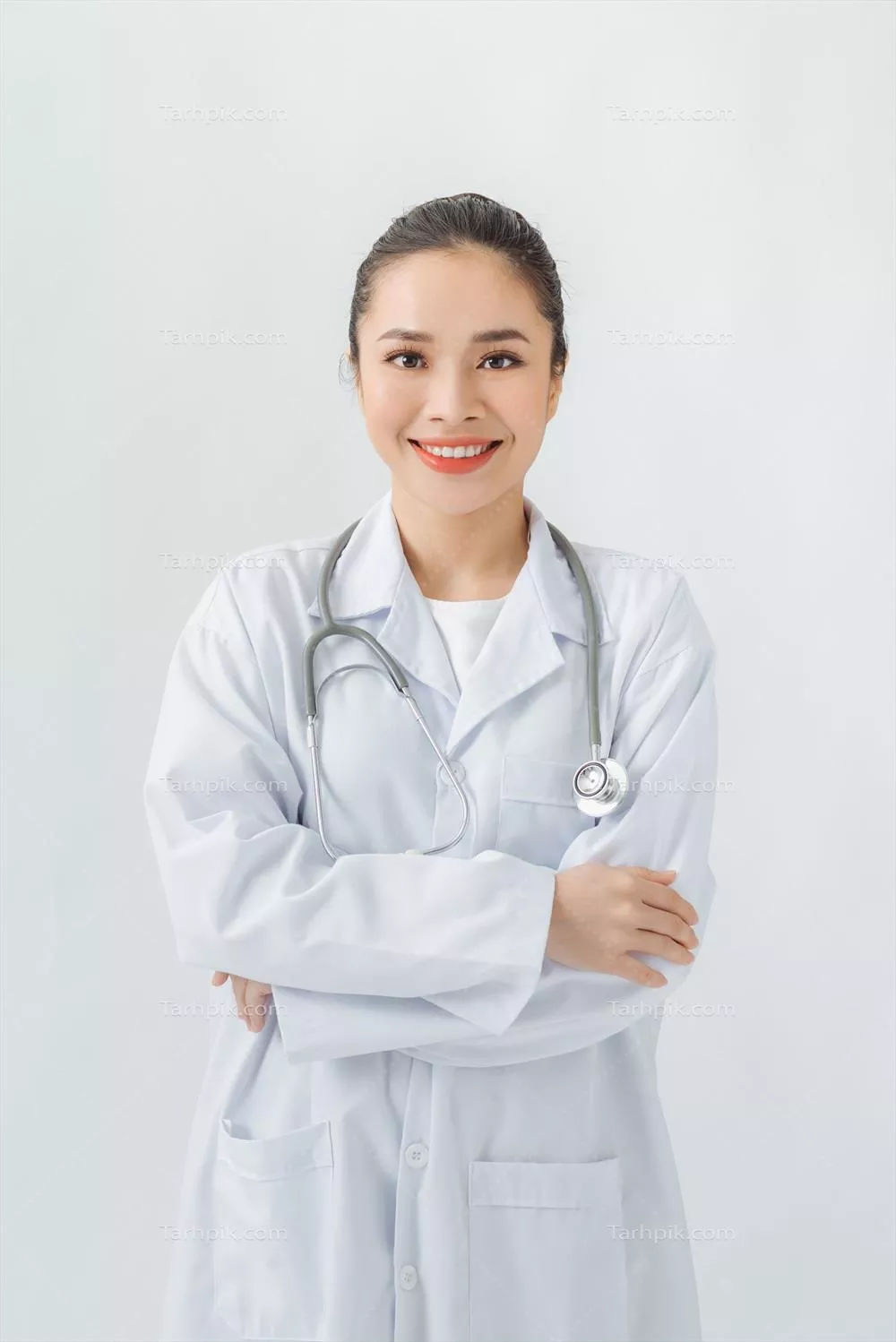 زن در گون پزشکی با گوشی پزشکی در اتاق مشاوره پزشکی