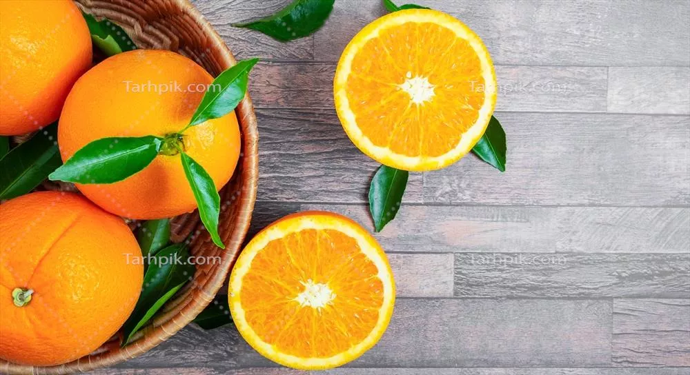 نمای بالای پرتقالهای تازه در سبدها و پرتقالهای نصفشده بر روی پسزمینه چوبی