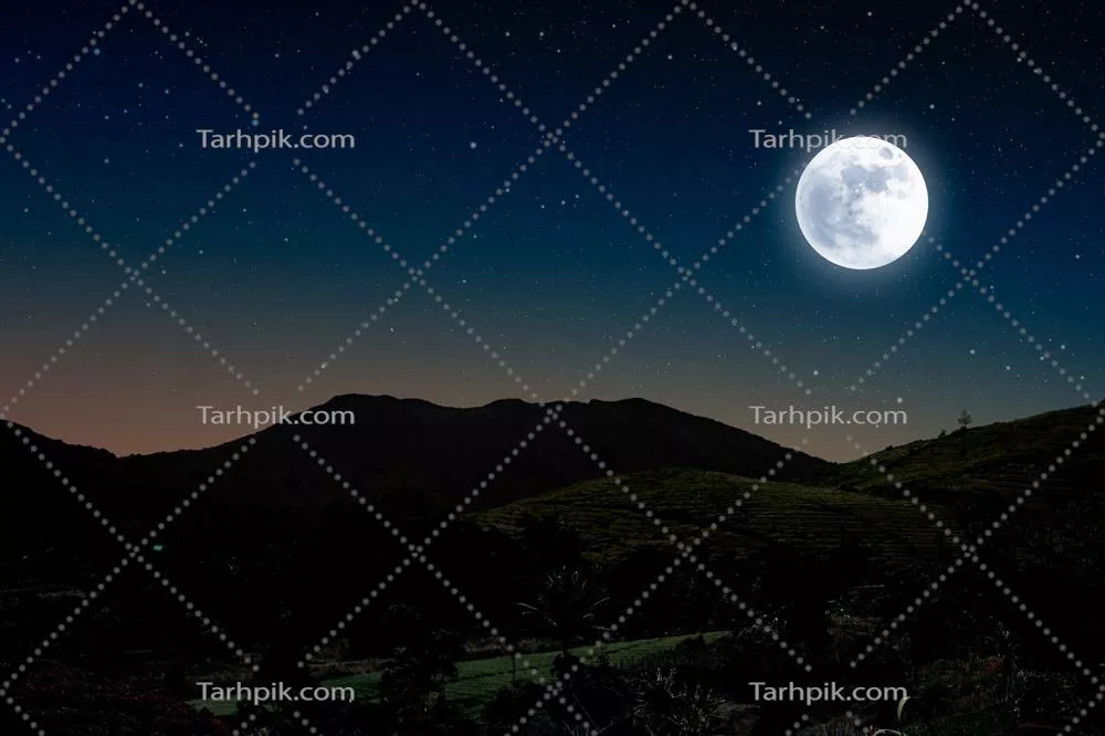 شبی ستارهای بر فراز کوه با ماه کامل در آسمان