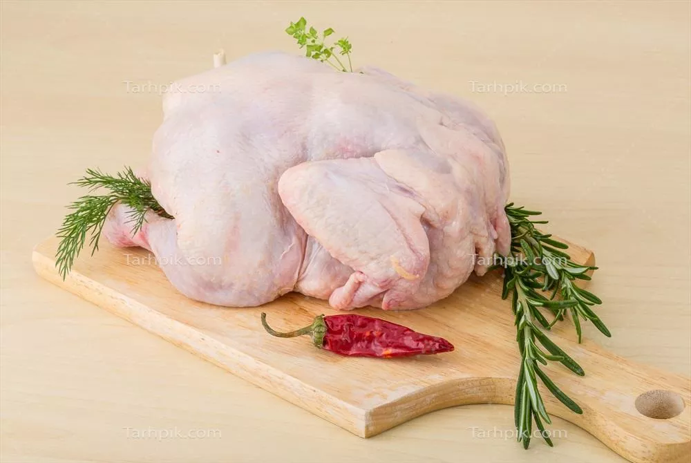 تکههای مرغ تازه بر روی تخته چوبی و زمینه چوبی مدرن