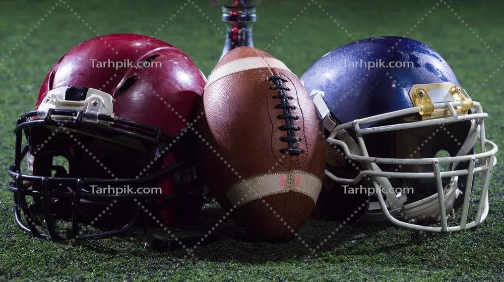 تصویر کلوزآپ از کلاه‌خودهای فوتبال آمریکایی و جام قهرمانی