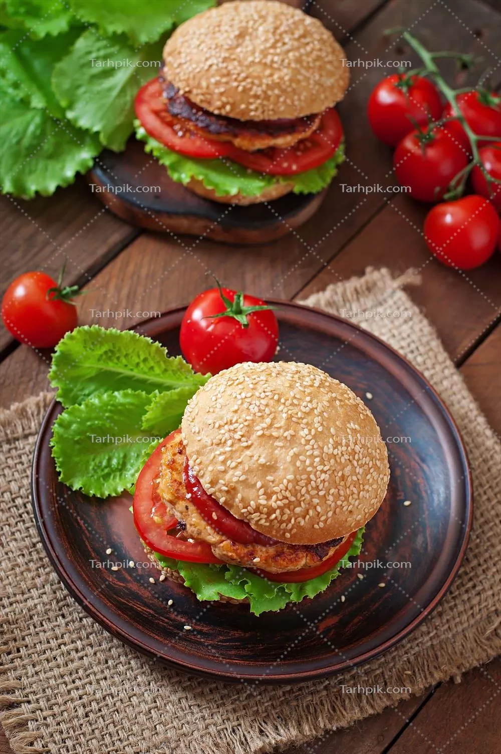 ساندویچ خوشمزه با همبرگر مرغ، گوجهفرنگی و کاهو