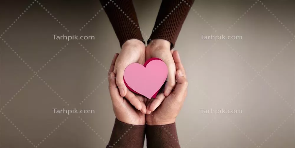 مفهومهای عشق و روابط: دستان یک زوج در حال ایجاد شکل قلب برای روز ولنتاین