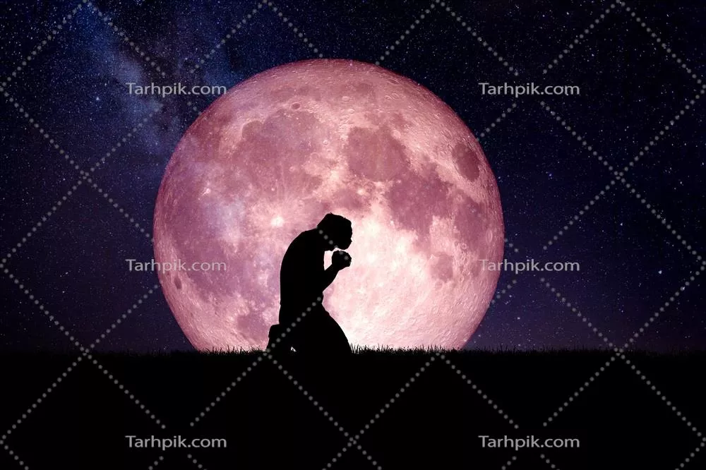 مردی افسرده و تنها در شب به درگاه خداوند زانو زد در حالی که ماهی در پسزمینه نمایان است