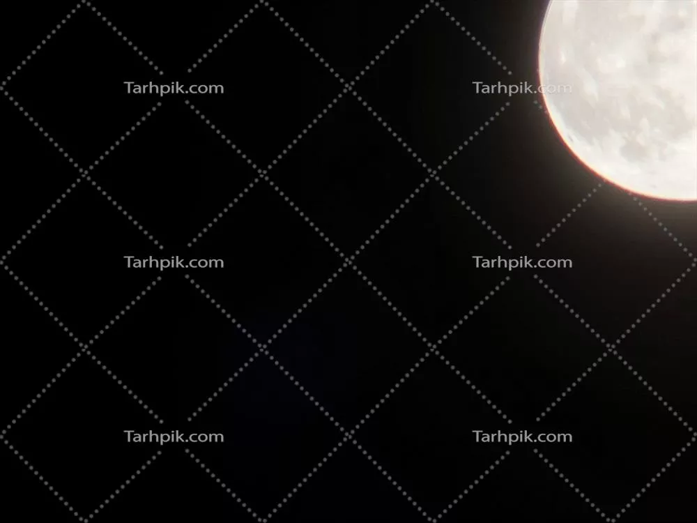 نمایی نزدیک از ماه در آسمان شب با جزییات خیره کننده