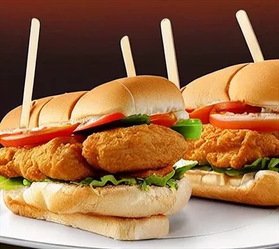 برگر مرغ تازه و خوشمزه با گوشت مرغ سرخ شده