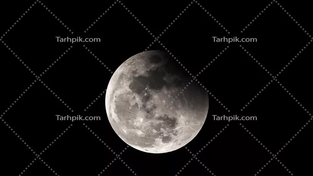 تصویر ماه در شب تاریک با زمینهای تاریک و رازآلود