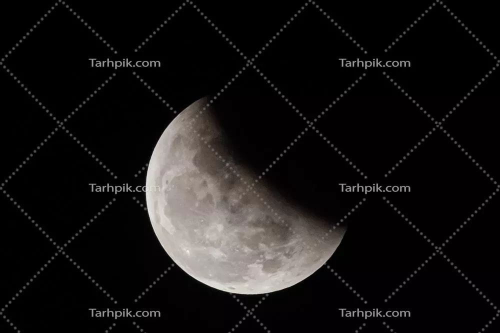ماه در شب تاریک با پسزمینهای تاریک و اسرارآمیز