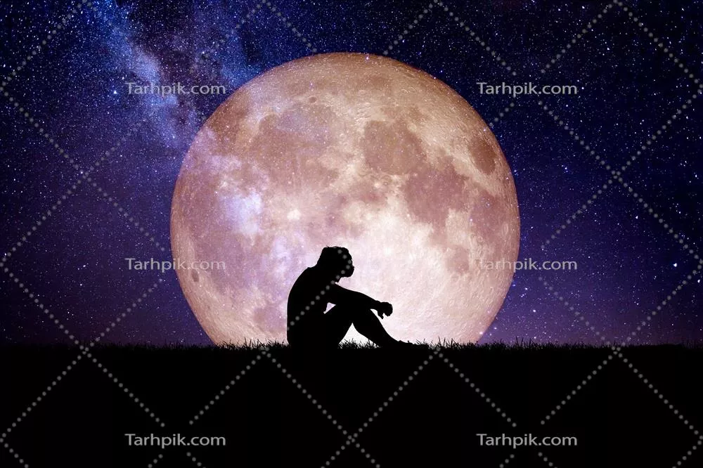 مردی ناامید و تنها در پسزمینه ماه در شب؛ تصورات ناامیدی و تنهایی
