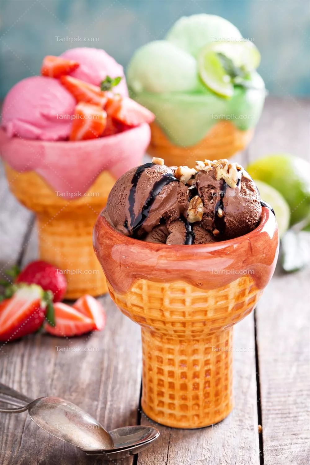 انواع بستنیهای خوشمزه در کاسههای رنگارنگ و زیبا