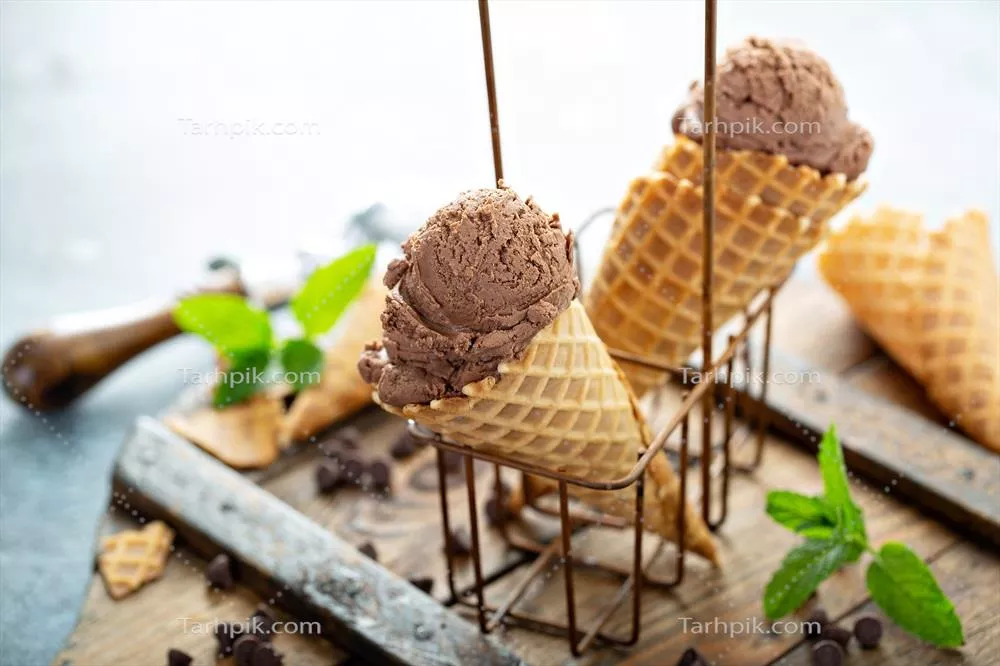 بستنی شکلاتی و نعنا در کفیهای وافل خوشمزه و خانگی