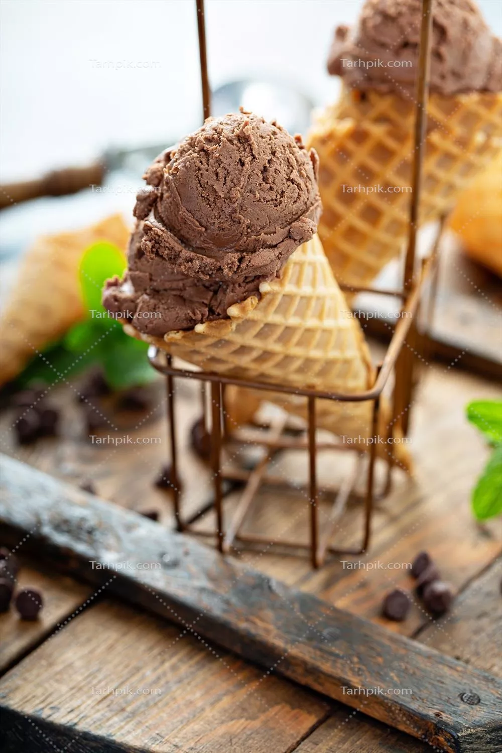 بستنی شکلات و نعناع در قیفهای وافل - طعمی دلپذیر برای تابستان