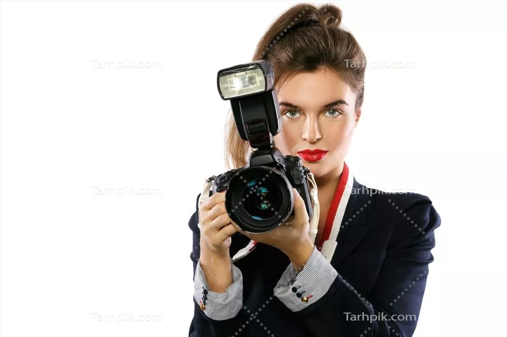 عکاس زن با دوربین دیجیتال DSLR در پس‌زمینه سفید