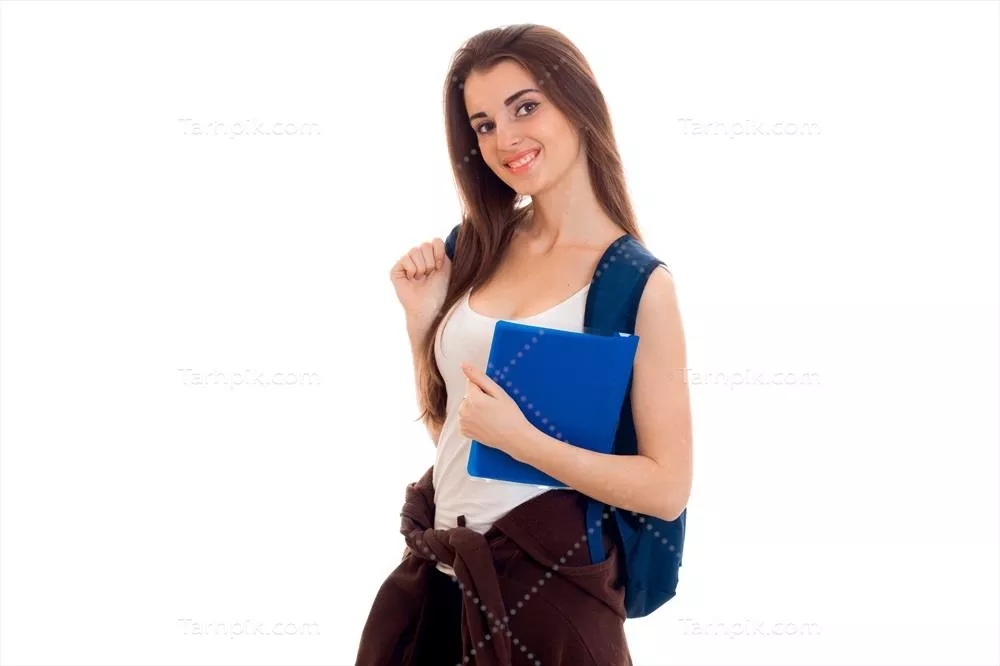 دختر دانشآموز شاداب و جوان با کولهپشتی و کتابها که در پسزمینه سفید لبخند میزند