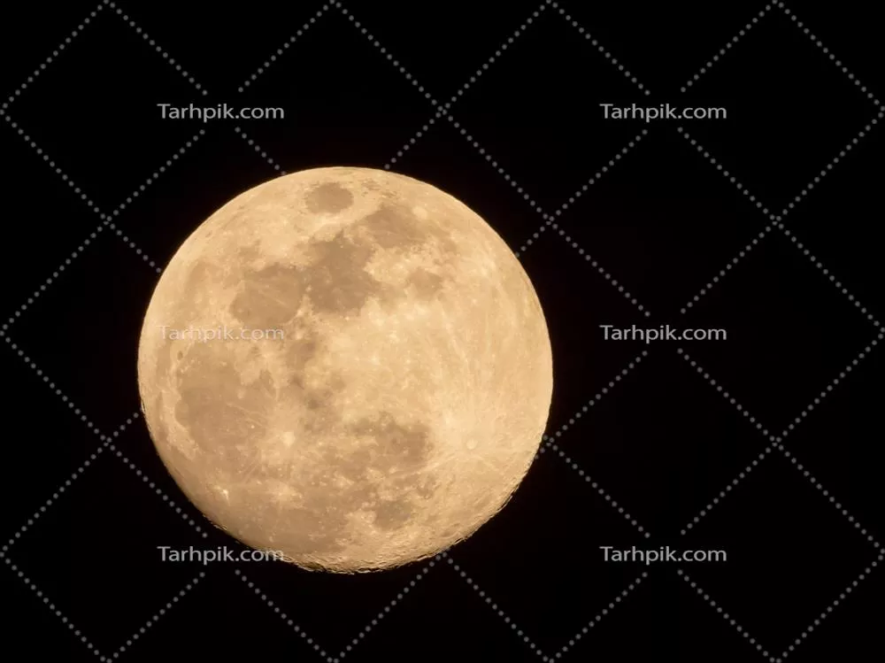 طلوع کامل ماه در آسمان تاریک و جذاب شب