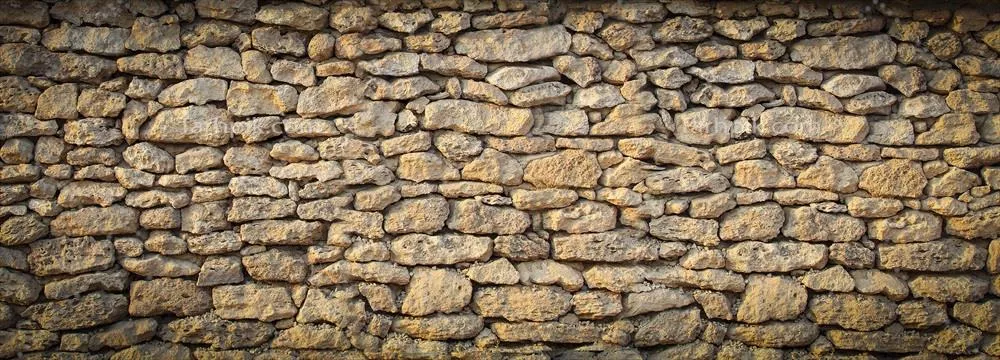 دیوار قدیمی و مستحکم از سنگهای زبر در اروپا