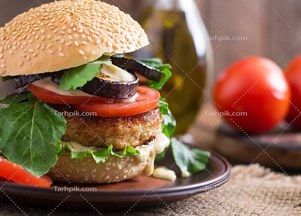 ساندویچ برگر مرغ با گوجهفرنگی و کاهو: طعمی دلپذیر و خوشمزه