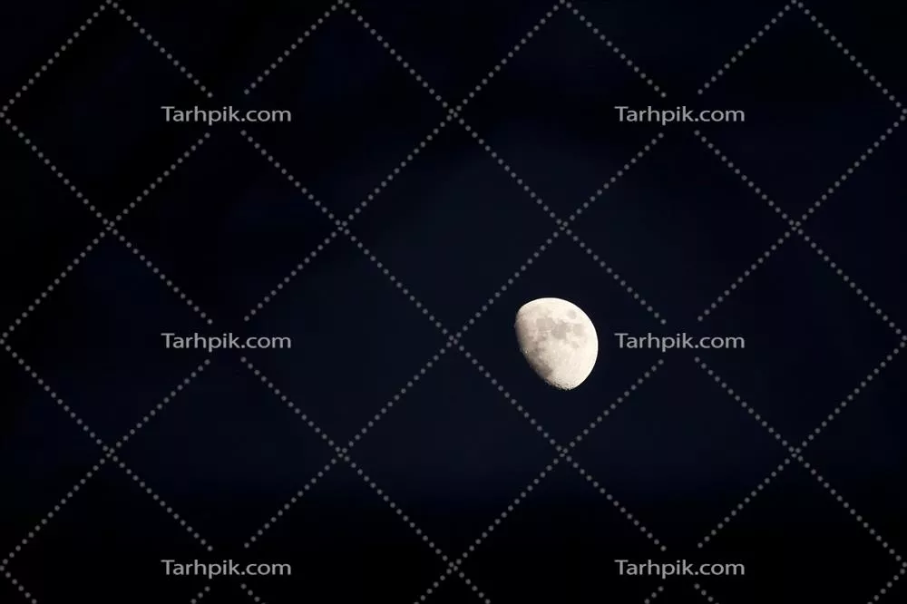 شب روشن و آرام در دریای نیلگون با ماه درخشان